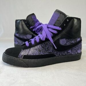 Nike Women's Black and Purple Graphic Sneakers